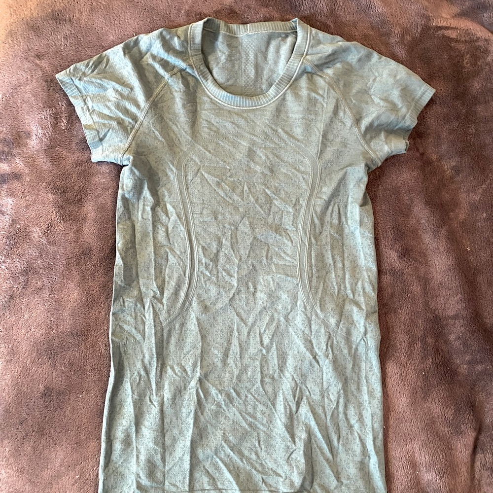 Lululemon swiftly tech short sleeve. Worn 4 times.
